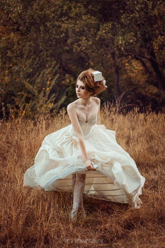 Девушка со скворечником на головеphoto preview