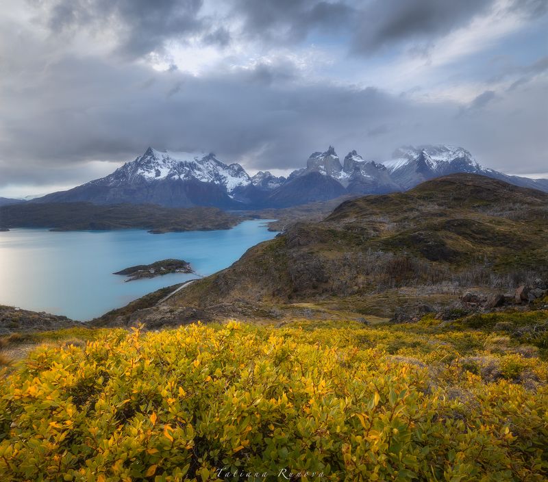 Вид на озеро Пехое и горную цепь Куэрнос дель Пайнеphoto preview