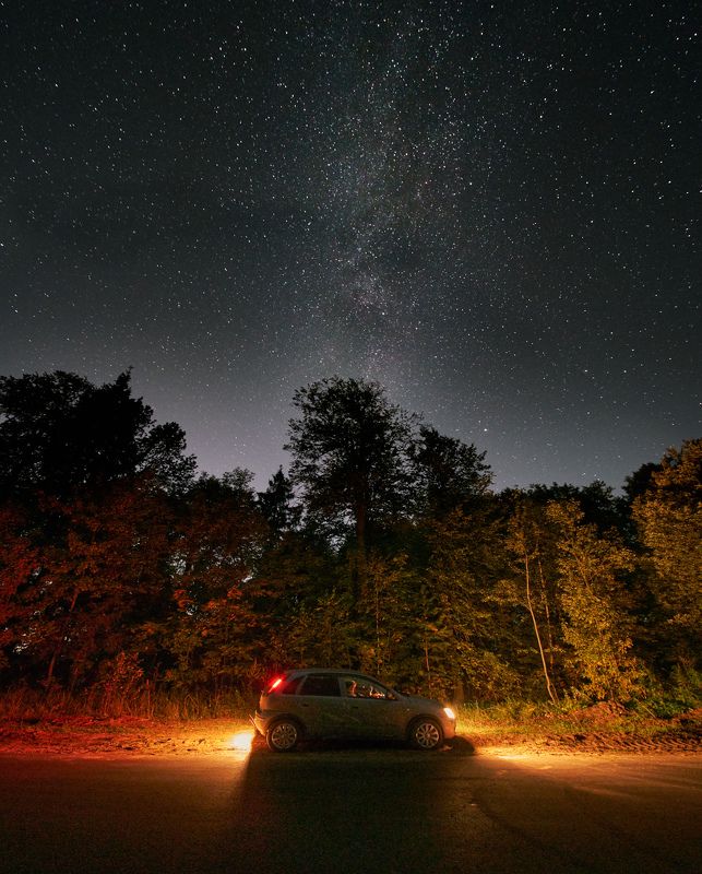 пейзаж,млечный путь,звёздная ночь,звёзды,машина,лес,дорога Под звёздным небом фото превью