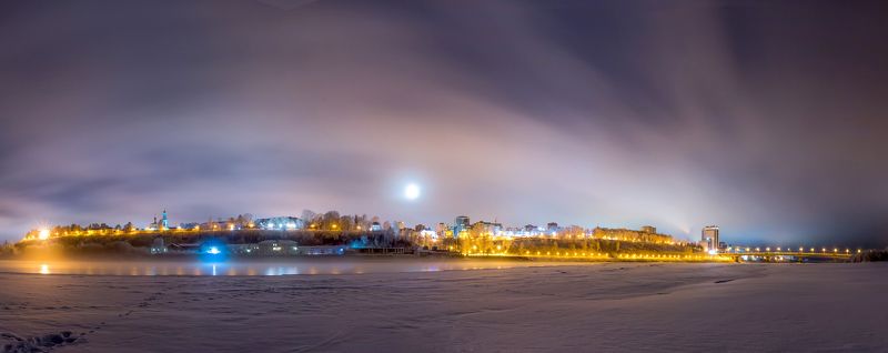 Киров, Вятка, луна, панорама, город, река, пляж, зима, холодно, ночь, снег, огни, облака, ярко, вода, берег, лед Город под лунойphoto preview