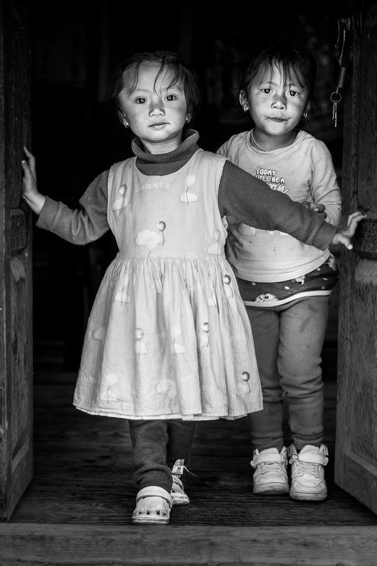 непал, дети, подростки, девочка, чб, портрет, стрит, дом, двери, деревня Непальские детиphoto preview