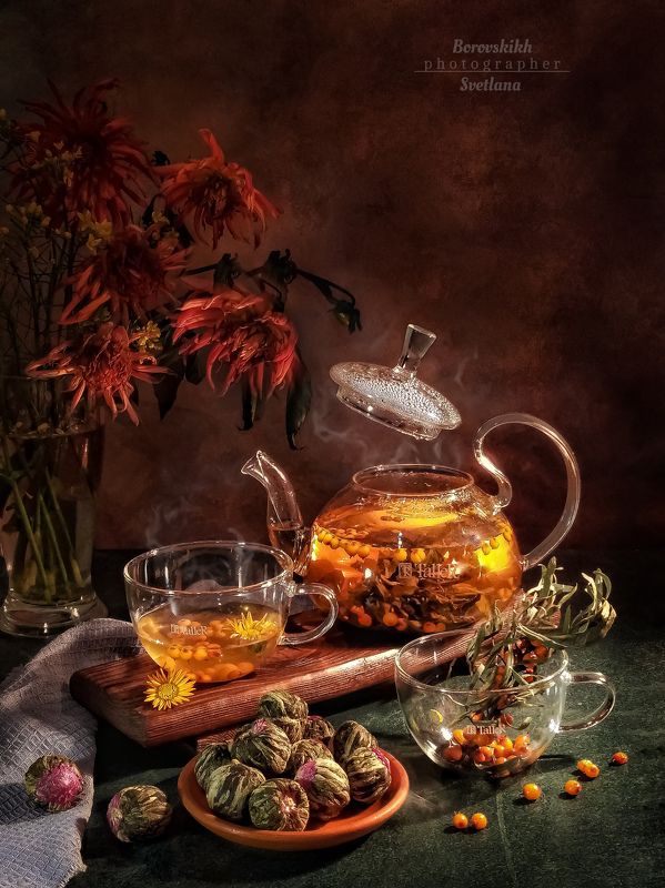 чай, чайная церемония, чайник, цветы, букет, рука, низкий ключ, dark photo, еда, фуд-фото, food photo Чай с Осенью...photo preview