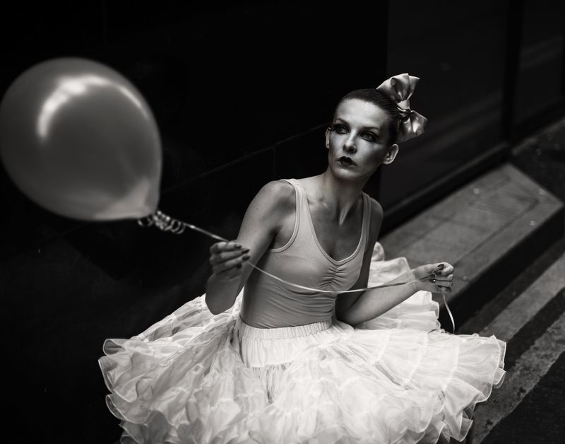 portrait, black&white, bw, female, baloon,street, rafalwroblewskiphotography pink baloonphoto preview