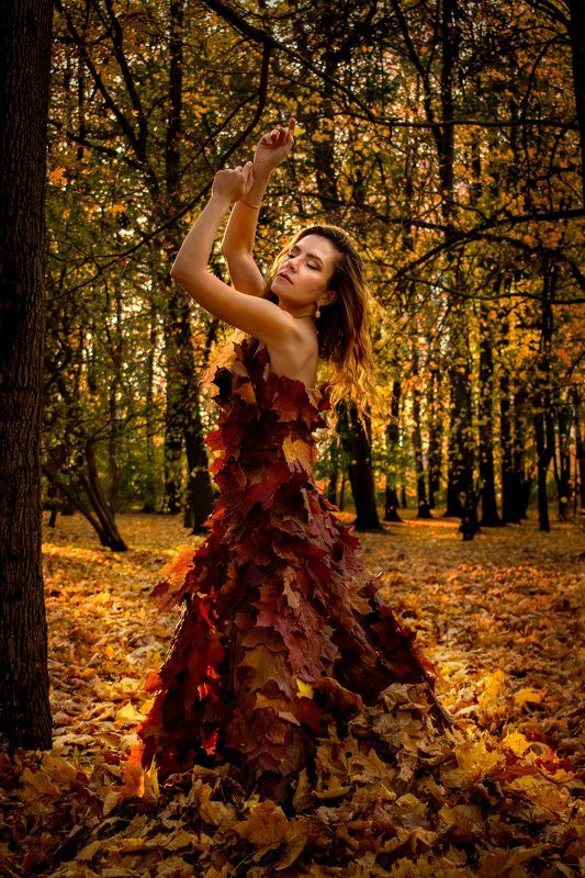 Пробегала девочка- осень фото превью