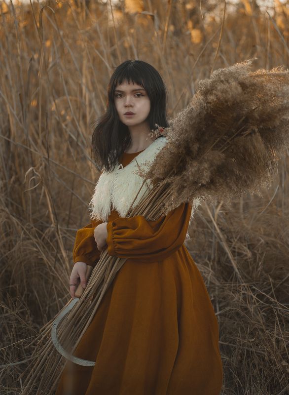 Девушка с серпомphoto preview