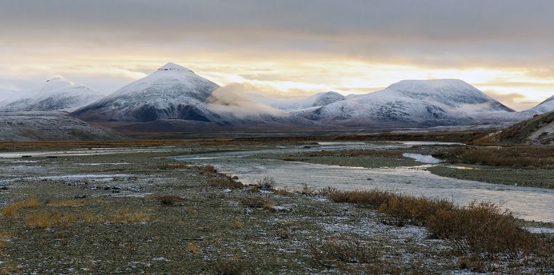 чукотка., россия., пейзаж., природа., осень., сопки., снег., речка., небо., облака. Осень однако...photo preview