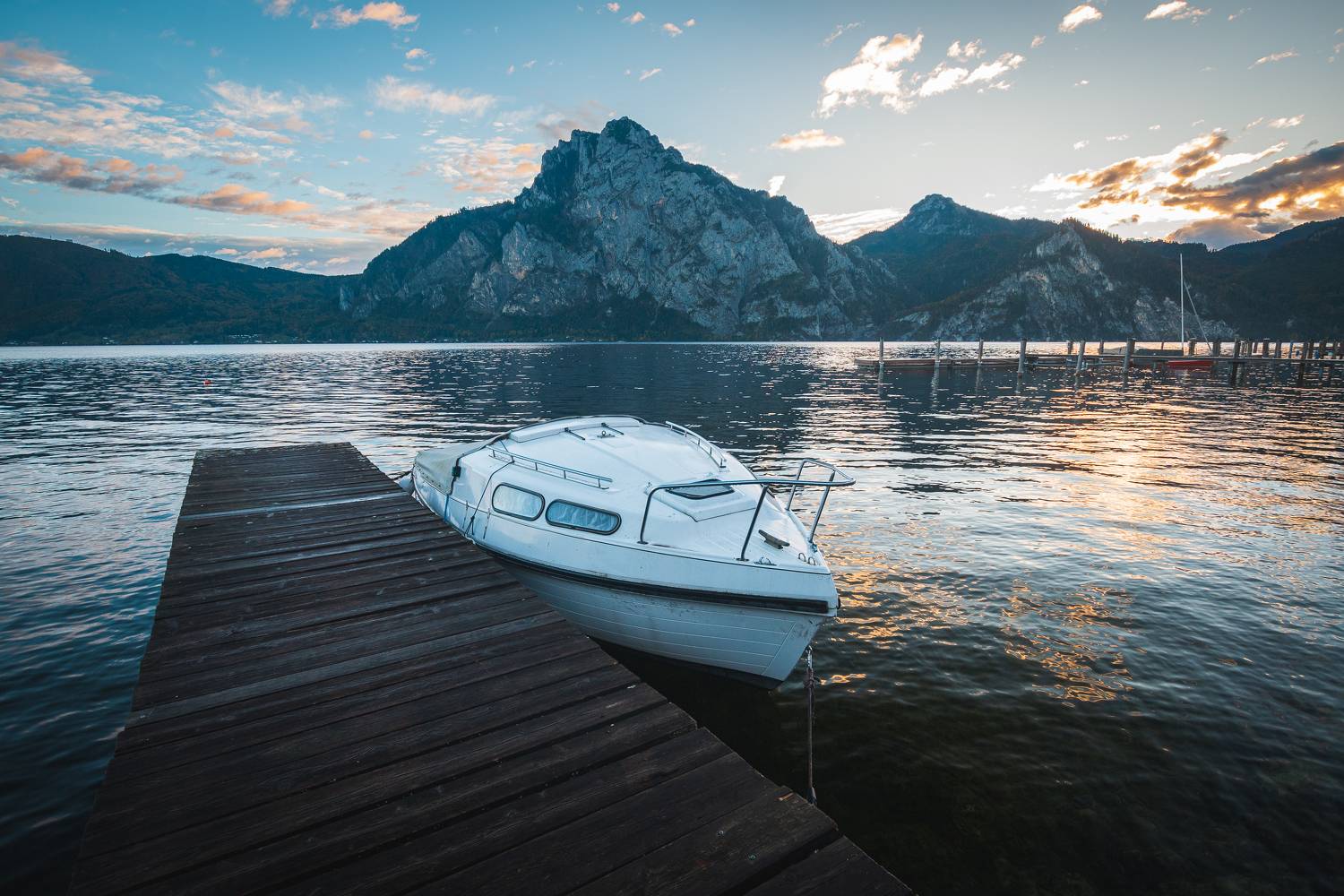 На приколе.. Автор: Dmitrijs Rjabcevs горы вода причал лодка рассвет осень, Dmitrijs Rjabcevs