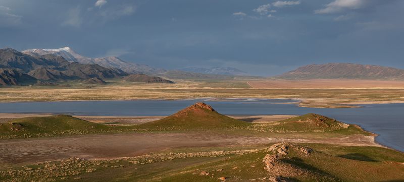 казахстан, северный тянь-шань, озеро тузколь, горы, весна, вечер Озеро Тузкольphoto preview