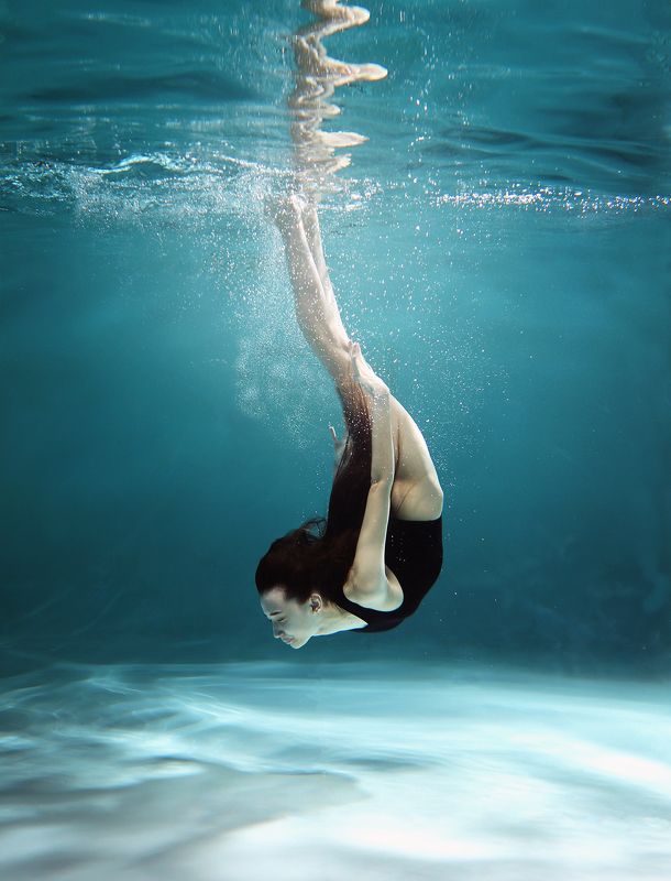 девушка, красивая, в воде, под водой, движение, танец, гимнастка, портрет, жанр, свет, цвет, живопись Русалкаphoto preview