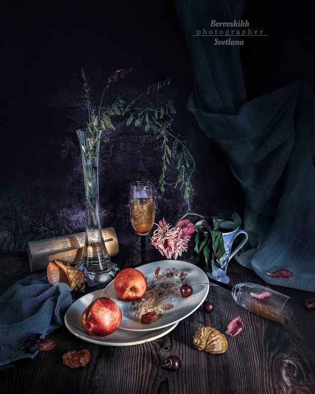 натюрморт, низкий ключ, dark photo,  цветы, увядание,пионы Пион и два нектаринаphoto preview