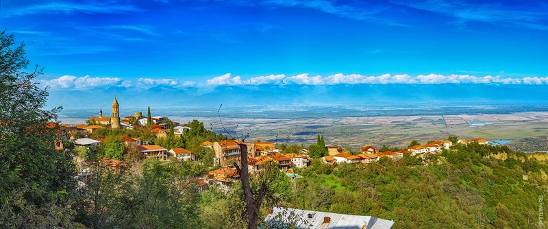 Алазанская долина, Главный кавказский хребет, Сигнахи, Кахетия, Грузия, панорама, туризм, ближнее зарубежье, пейзаж, экскурсия, церковь, город любви, деревушка, романтичный Вид на Алазанскую долину и Главный кавказский хребет со стороны города Сигнахи. Кахетия. Грузияphoto preview