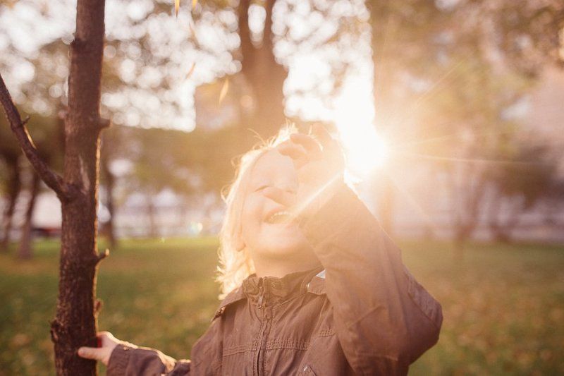 малыш, солнце, эмоции, луче, свет Поймать солнышкоphoto preview