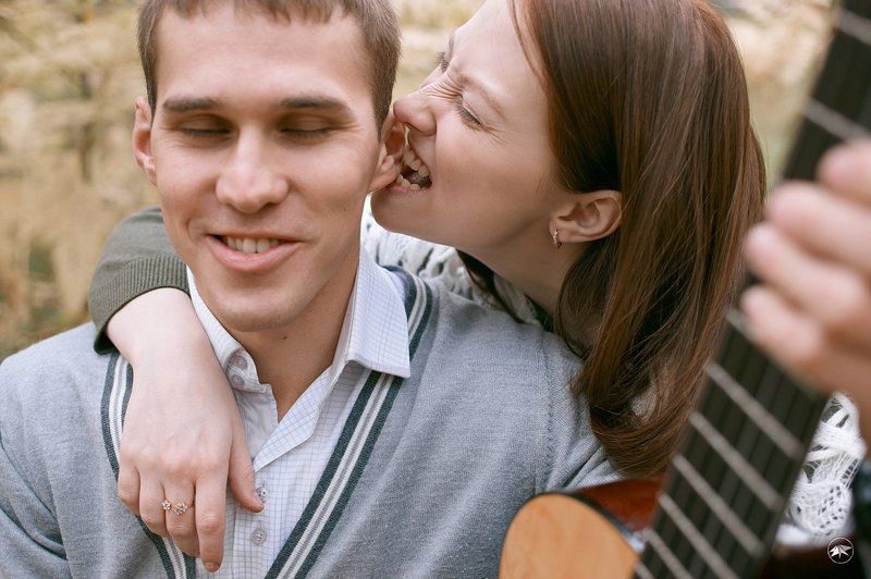 пара, осень, любовь, история, чувства, эмоции, атрибуты, гитара, улыбка, листва Осенняя история Сергея и Ани фото превью