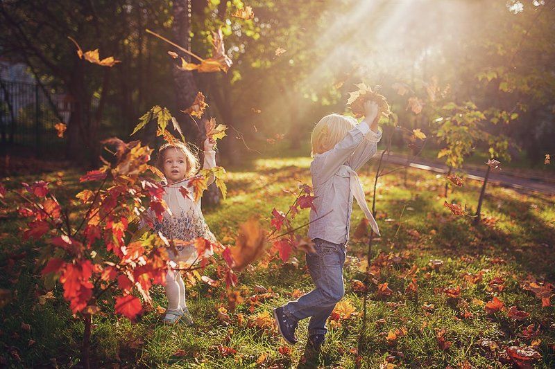 дети, эмоции, осень, листья Бегом по осенним листьямphoto preview