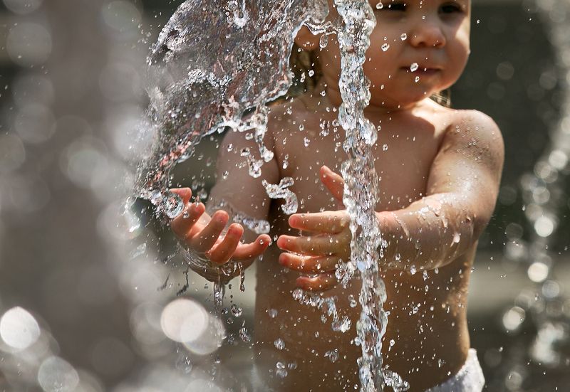 дети, фонтаны, дети и фонтаны, дети у воды, уличное фото, стрит фото, детский уличный портрет Фонтанное настроениеphoto preview