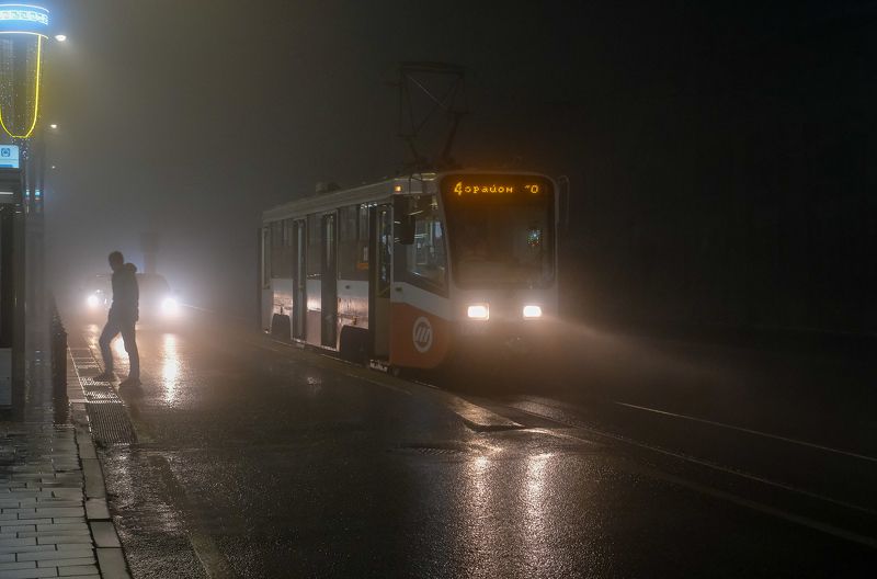 город улица туман прохожий Ночной трамвай... фото превью