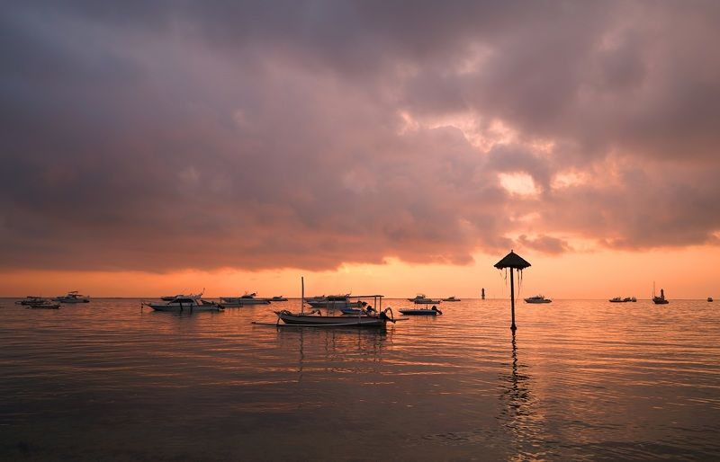 dawn, sunrise, shore, sea, ocean, sky, horizon, boat, color, light, reflection, landscape, nature, morning, bright, jukung, low tide Sunrise on the beach фото превью