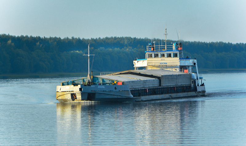 Самоходная баржа на Волгеphoto preview