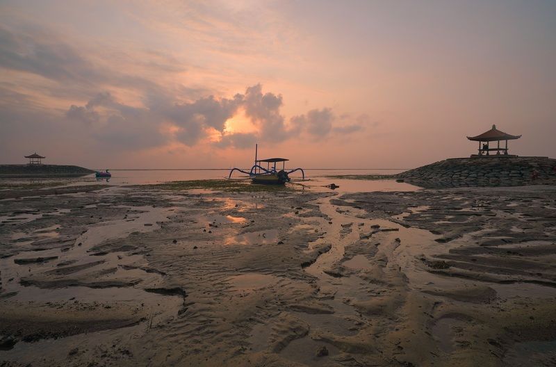 dawn, sunrise, shore, sea, ocean, sky, horizon, boat, color, light, reflection, landscape, nature, morning, bright, jukung, low tide Dawn and low tide фото превью