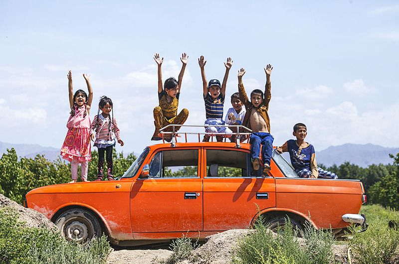 Мои любимые работы… Папа-мобиль. Семьи люли традиционно многодетны, обычно не богаты, но бережливы. Дети играют  на машине своего отца. Этому «москвичу»  - больше 40 лет: уже нет ни той страны и ни того завода, который их выпускал, а автомобиль все еще наphoto preview