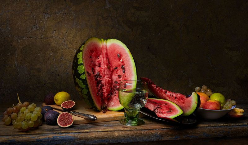 арбуз, яблоко, инжир, виноград, лимон, бокал, нож, разделочная доска, стол Арбузный пирphoto preview