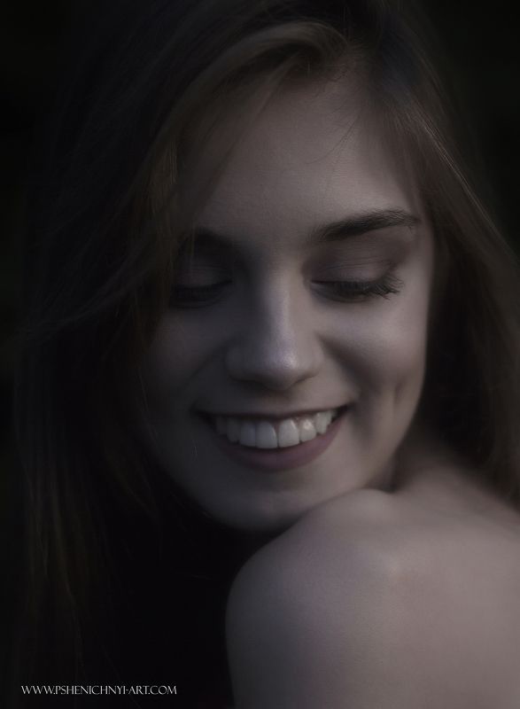 портрет, вечер, свет, женский портрет, крупный план, девушка, чёрно-белое Приятные эмоцииphoto preview