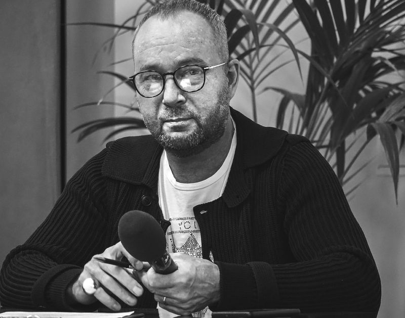 телеведущийphoto preview