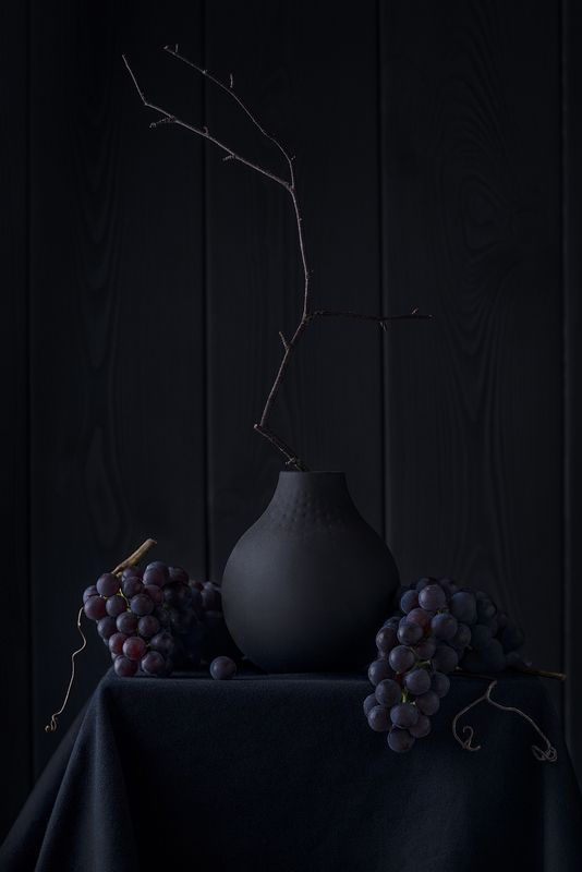 черный, ваза, виноград, натюрморт Фиолетово-черныйphoto preview