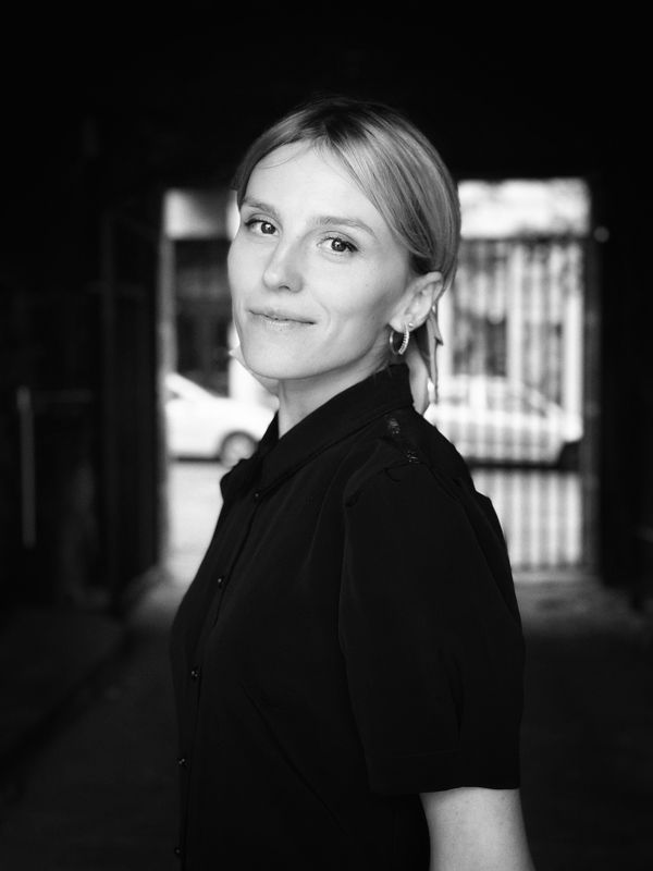 портрет, портретная фотография, женский портрет, естественный свет, фотосессия, чб, девушка, естественность, мобильная фотография, iphone 14 pro Надеждаphoto preview