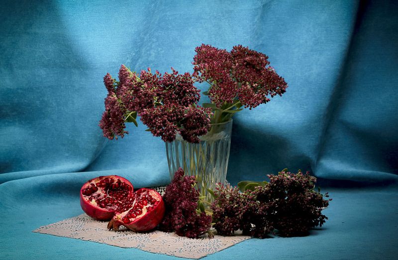 Натюрморт, гранаты, цветы Осеннийphoto preview