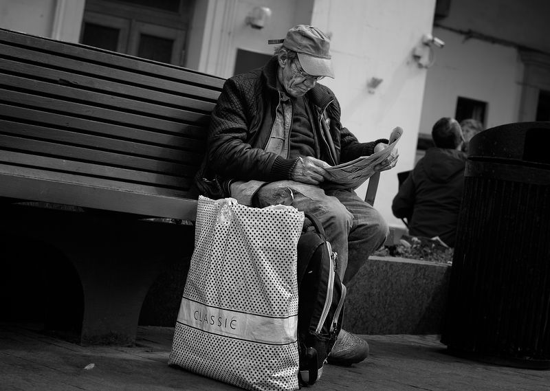 чб фото, городские картинки, мужчина с газетой, жанровый портрет, уличный портрет, уличное фото Городские картинкиphoto preview