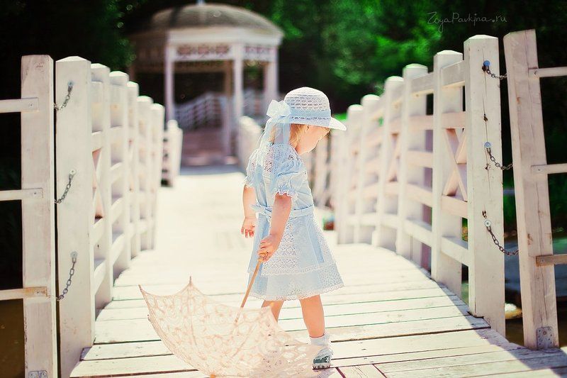 девочка, мостик, зонтик Прогулкаphoto preview