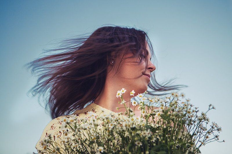 девушка, эмоции, небо, ромашки Портрет с ромашкамиphoto preview