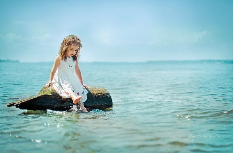 девочка, река, Волга, бревно Русалочкаphoto preview