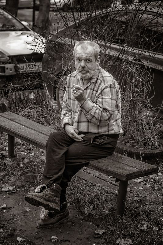 жанр, жанровый портрет, человек, мужчина, утро, осень, ноябрь, двор, скамейка, сигарета, перекур Утренняя сигарета во дворе на свежем воздухеphoto preview