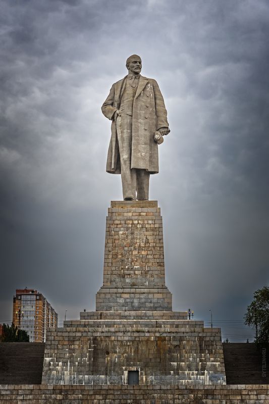 Памятник, Ленин, Волго-Донской судоходный канал, волгоград, красноармейский, шлюз, статуя, советсский, достопримечатольность, волга, самый большой, вучетич, пасмурный, облачность, Памятник Владимиру Ильичу Ленину у входа в Волго-Донской судоходный канал имени Ленина. Волгоград.photo preview