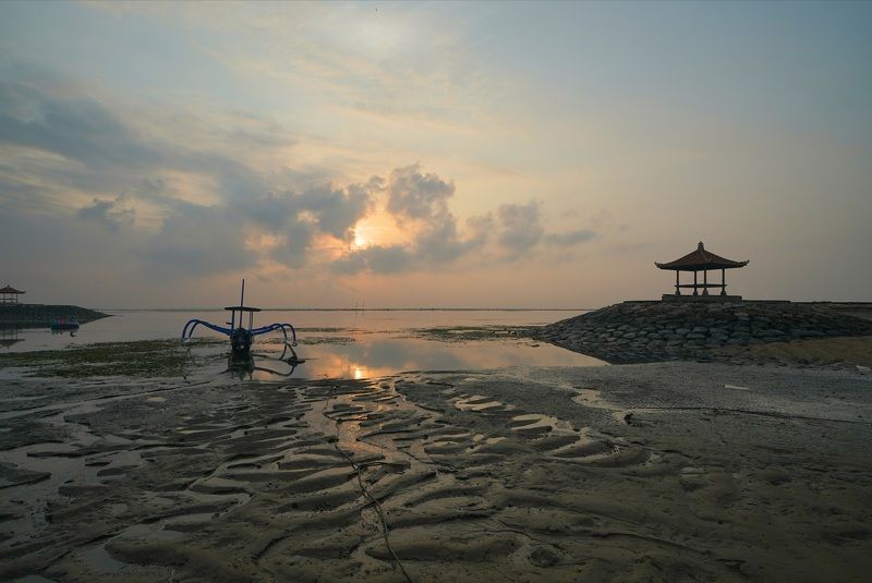 dawn, sunrise, shore, sea, ocean, sky, horizon, boat, color, light, reflection, landscape, nature, morning, bright, jukung, low tide Morning фото превью