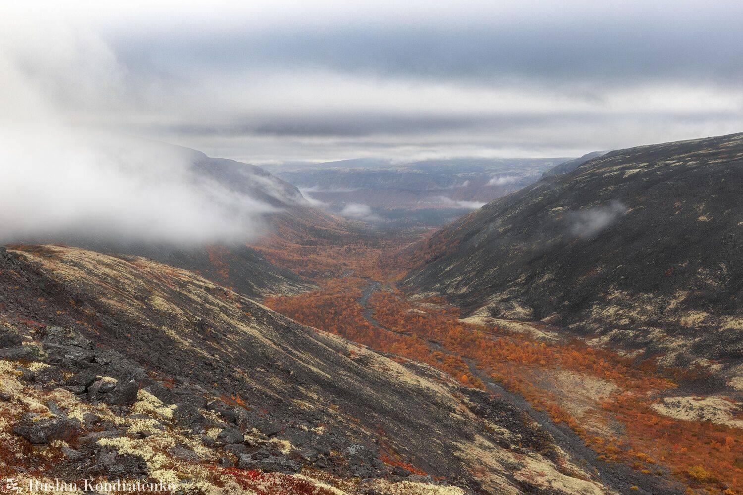 Туман в долине реки Эльморайок. Автор: Кондратенко Руслан ловозерские тундры, сейдозеро, кольский полуостров, эльморайок, перевал, перевал эльморайок, горы, долина, осень, тулбнюнуай, Кондратенко Руслан