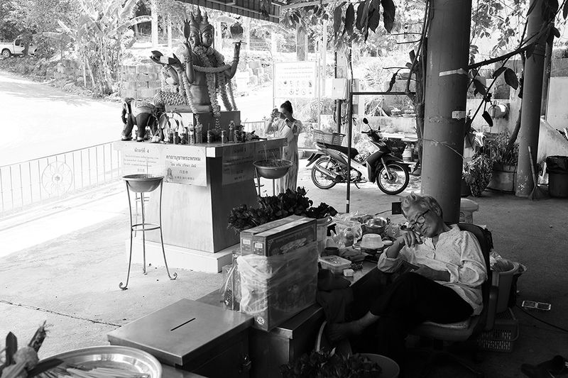 жанр, стрит, тай, слон, street photo, travel photo, bw street photo, tailand, elephant, репортаж, храм, temple, budda, будда, pray, молиться prayphoto preview