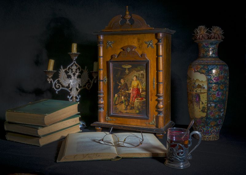 Натюрморт с антикварным шкафчикомphoto preview