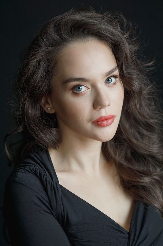 прекрасная, девушка, длинные волосы , взгляд, лицо, студия, портрет, цвет, печать Мария фото превью