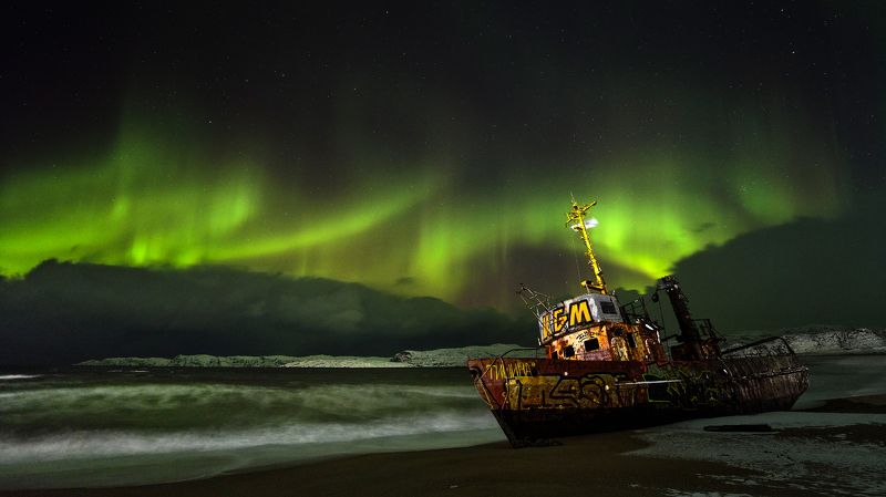 пейзаж териберка сияние корабль баренцево море пляж Там, где стоит Тишинаphoto preview