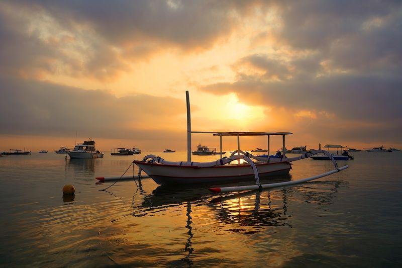 dawn, sunrise, shore, sea, ocean, sky, horizon, boat, color, light, reflection, landscape, nature, morning, bright, jukung, low tide Jukung фото превью