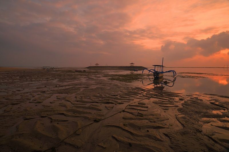 dawn, sunrise, shore, sea, ocean, sky, horizon, boat, color, light, reflection, landscape, nature, morning, bright, jukung, low tide Pink tide фото превью