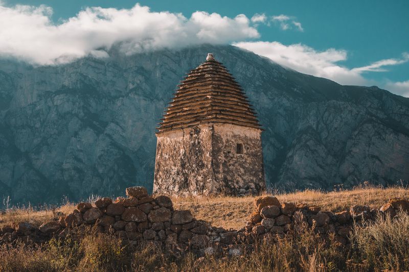 облака, горы, равнина, осетия, холм, пейзаж, природа, clouds, mountains, ossetia, landscape, архитектура, nature, village, осень Средневековый склеп.photo preview