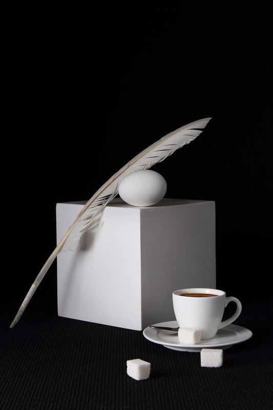 гипс, куб, композиция. белое, черное, яйцо, перо, кофе, кружка, пропорции, символизм, студия ***photo preview