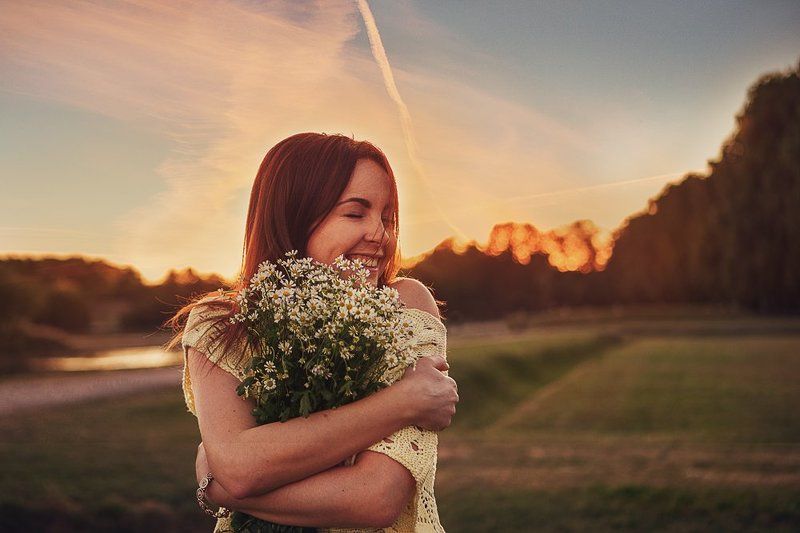 девушка, эмоции, улыбка, ромашки, закат Привет, ромашки!photo preview