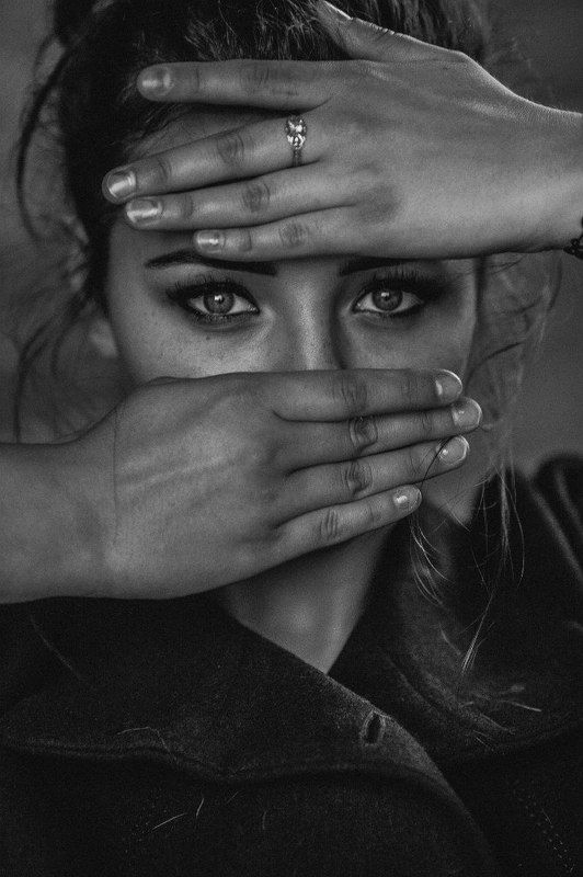 девушка, портрет, пальто, свет, взгляд, глаза, кольцо, руки Катяphoto preview