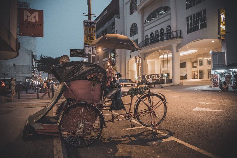 Малайзия Пенанг Джорджтаун Бечак Велорикша Улица Вечер Сентябрь malaysia penang georgetown bechak pedicabs street night september Бечак по малайскиphoto preview