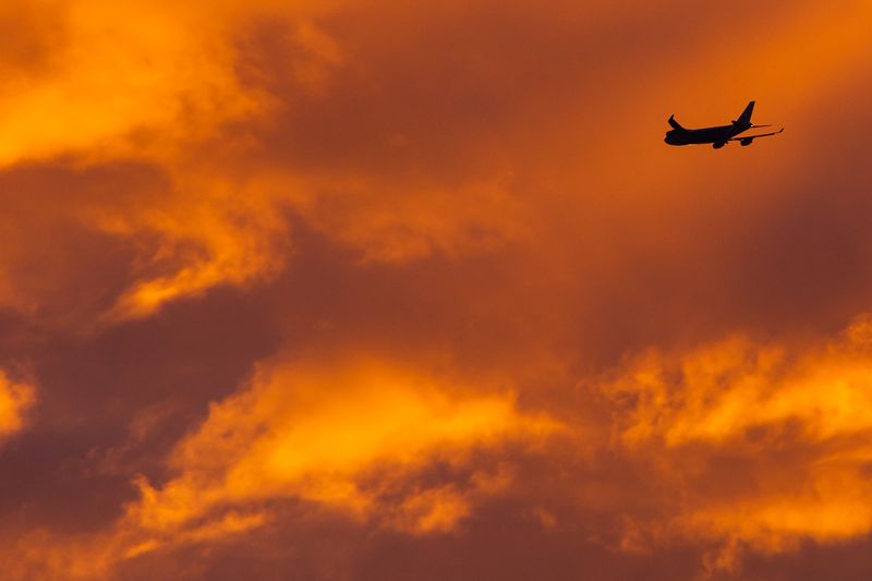 небо, закат, самолёт Этот поезд в огнеphoto preview